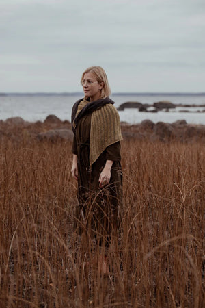 The Island and the Forest: a Knitted Correspondence