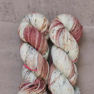 Madelinetosh Twist Light – Hue of the Moment